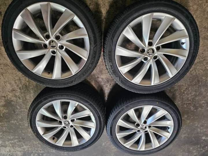 Skoda Superb Original 18zoll Alufelgen, Neu 235/45R18 TOP Ganzjahresreifen