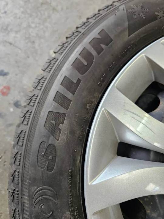 Renault Clio Original Stahlfelgen Zierkapen 185/65R15 88H Sailun Ice Blazer Alpine+ Winterriefen