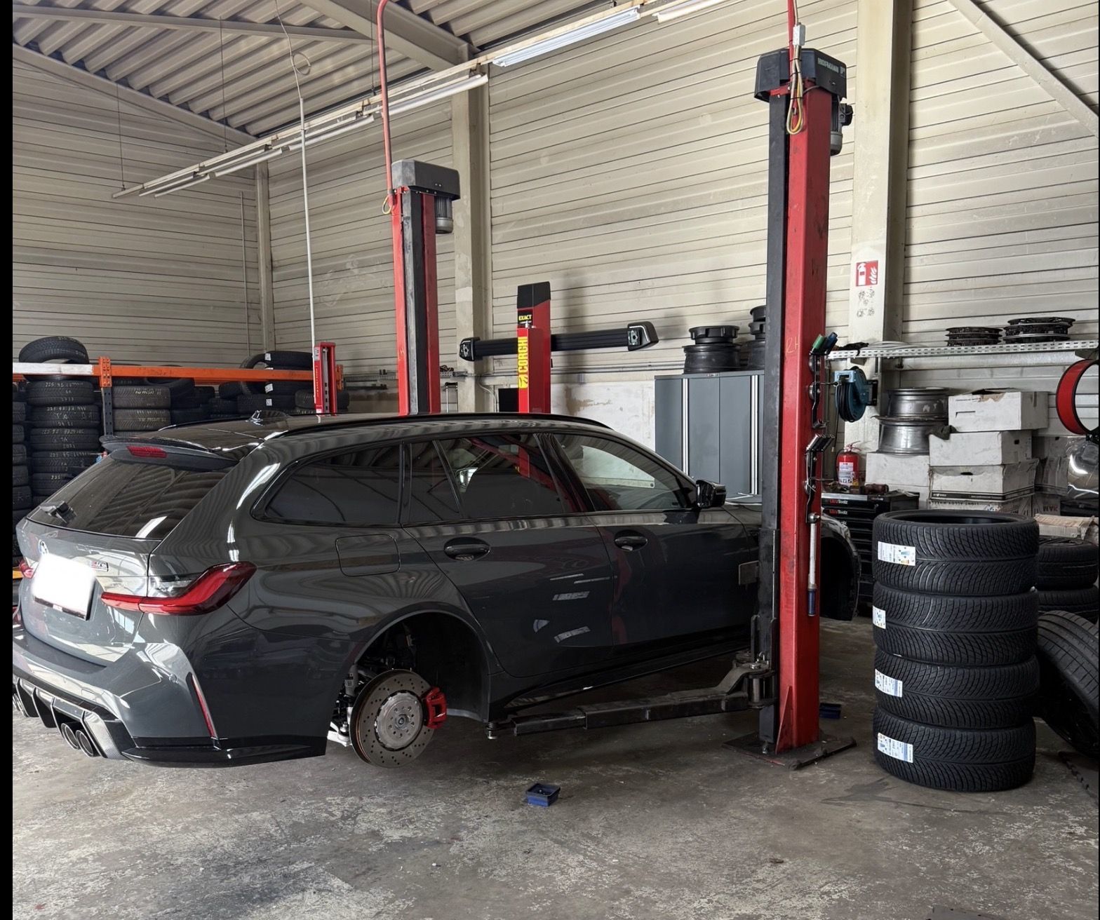 BMW M3 Touring beim Reifenwechsel