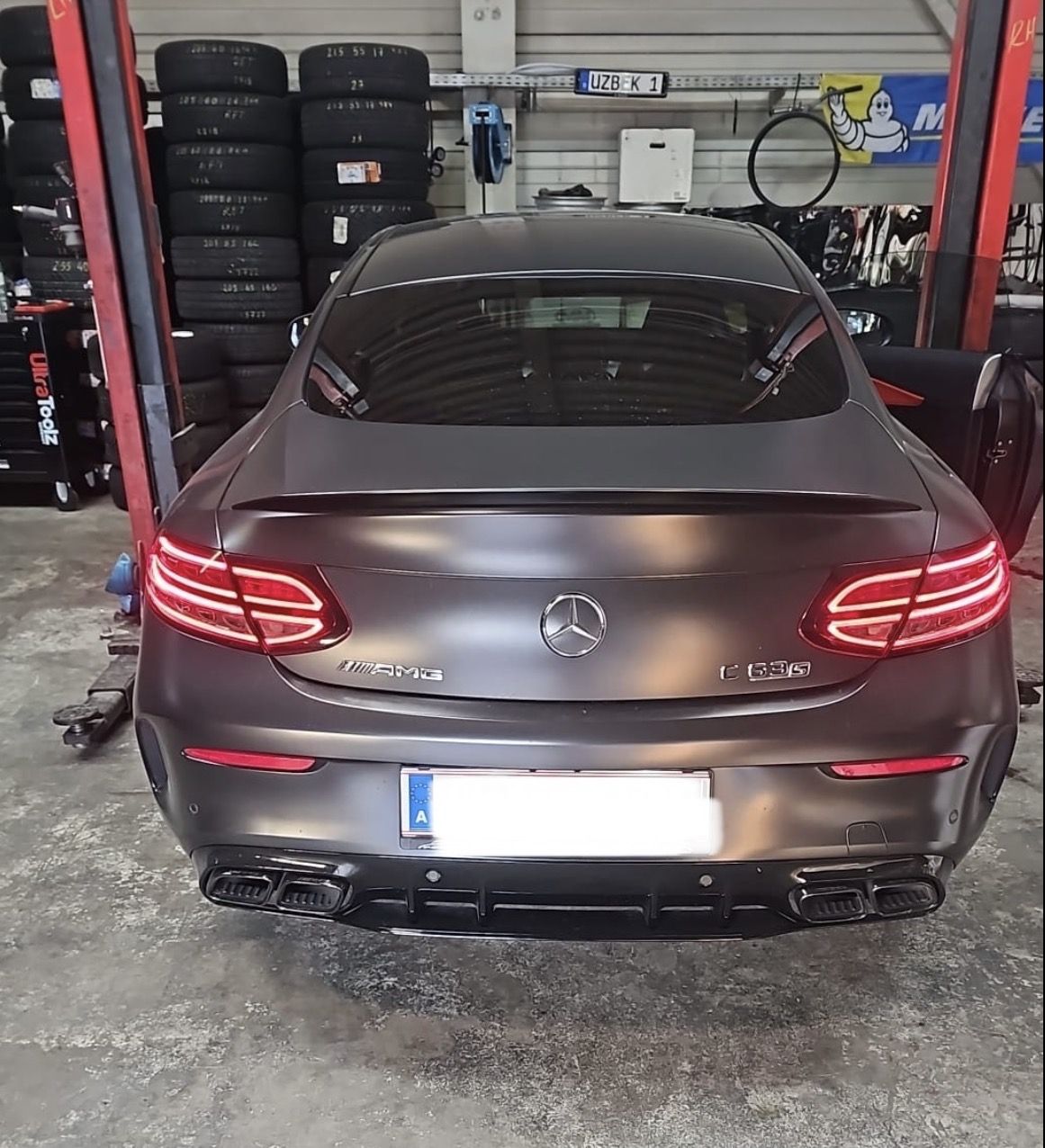 Mercedes C63 S AMG in der Werkstatt