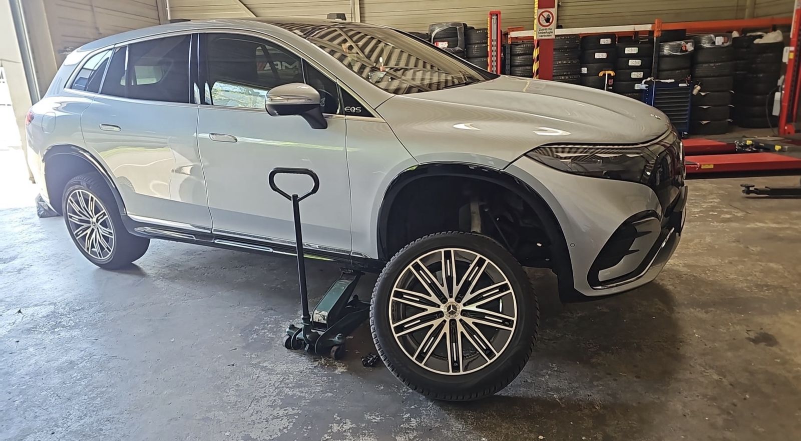 Mercedes EQS beim Radwechsel