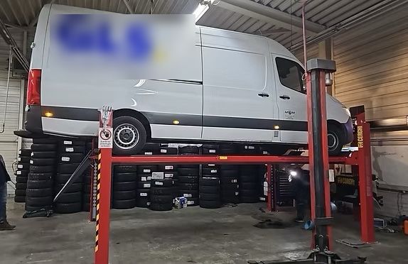 Transporter bei der Achsvermessung